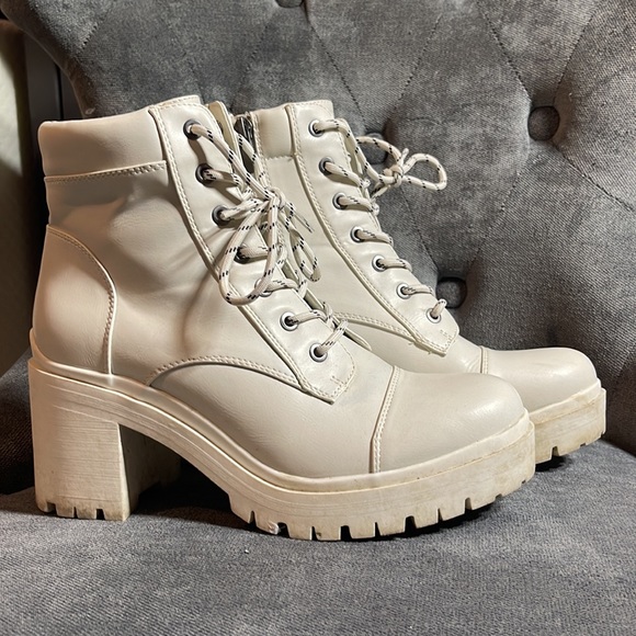 Nine West white cream ankle booties - Picture 3 of 4